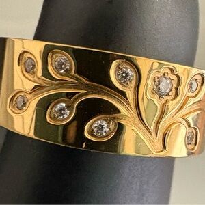 Elegant Gold Floral Ring with Crystals